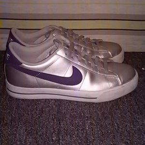 Size 9 female nike shoes