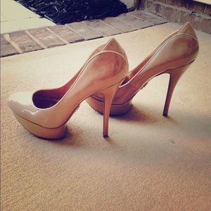 Jennifer Lopez nude pumps