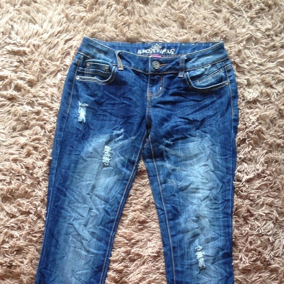 Skinny jean with denim broken hole style
