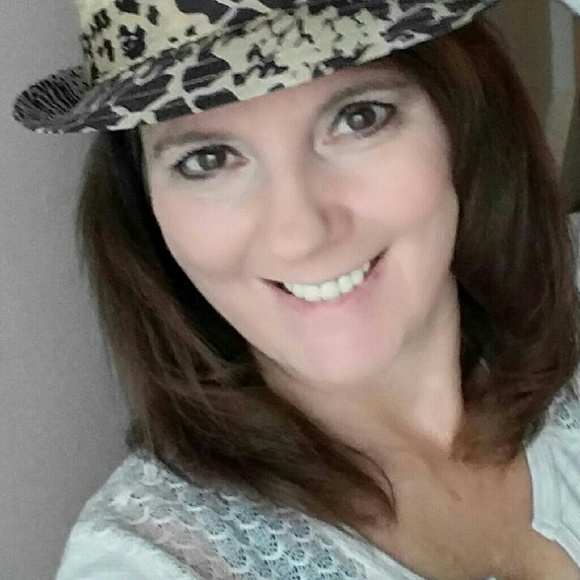 Meet your Posher, Vicky - Picture 2 of 2