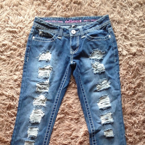 Skinny jean with denim broken hole style