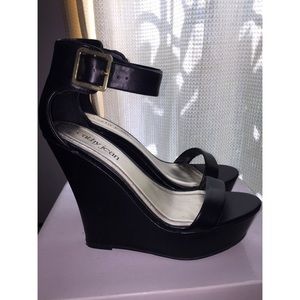 Black wedges
