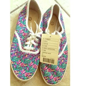 Urban Outfitters size 7 tennis shoes