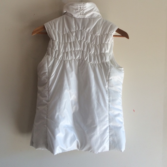 Izod White a Puffer Vest - Picture 3 of 4