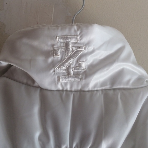 Izod White a Puffer Vest - Picture 4 of 4