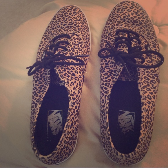 Super cute cheetah vans !!😍😍