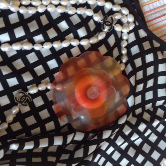 Vintage Chanel orange resin Camellia brooch - Picture 2 of 8