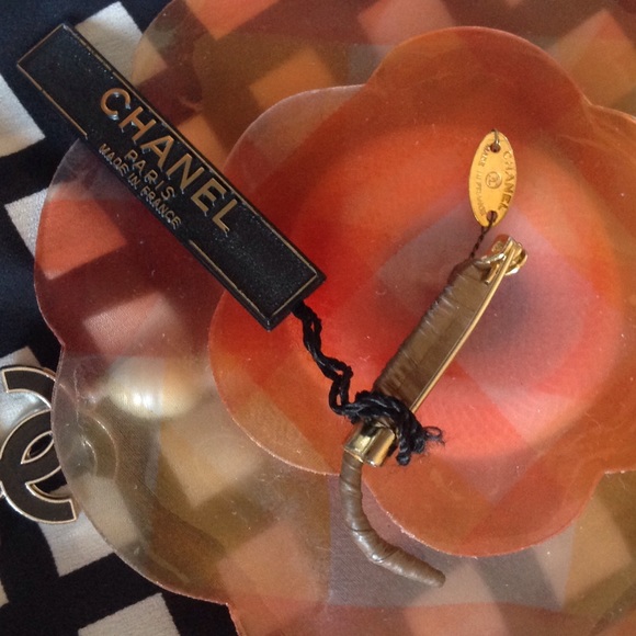 Vintage Chanel orange resin Camellia brooch - Picture 3 of 8