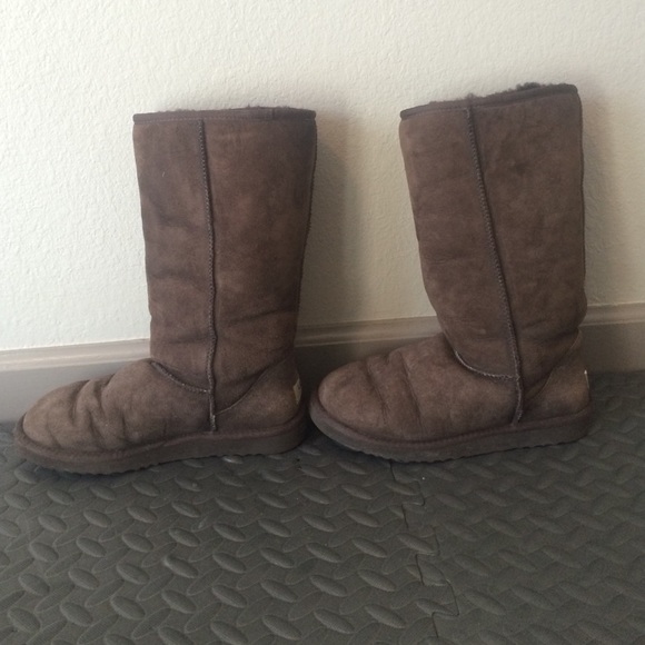 Size 8 tall dark brown uggs - Picture 1 of 4
