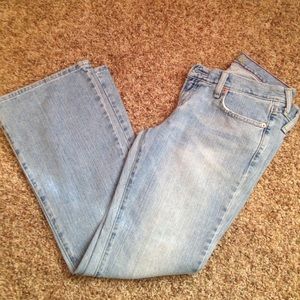 It's fall time!!! Time to stock up on jeans.🍂🍂