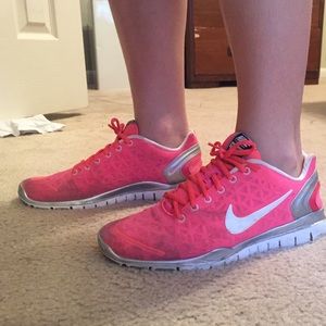 Nike free fit 2 size 9. Bright pink