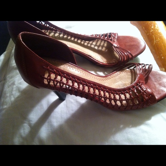 Red pumps
