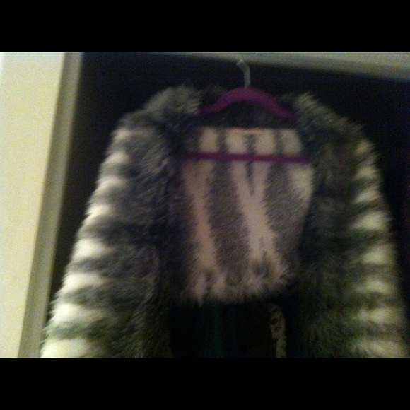 Faux fur capelet