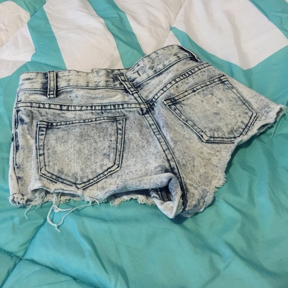 Distressed High Waisted Shorts - Picture 2 of 3