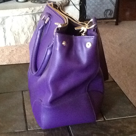 TORY BURCH DOUBLE ZIP ROBINSON! - Picture 2 of 4