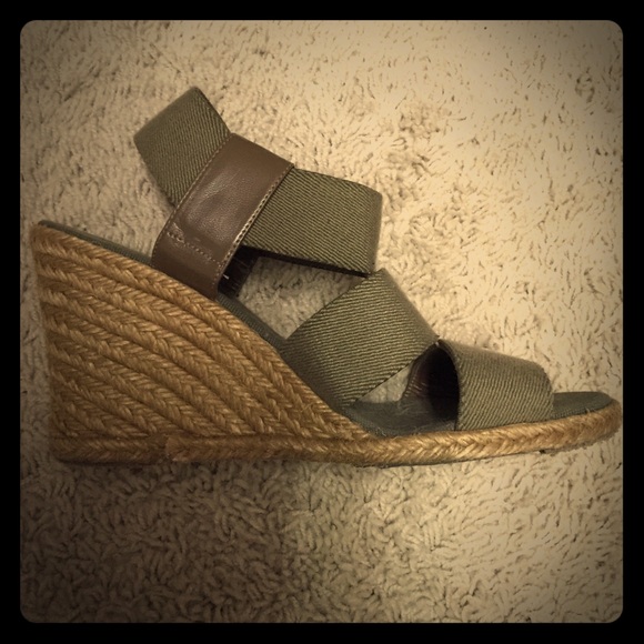 Tahari wedge, size 8.5. Great fall transition!!
