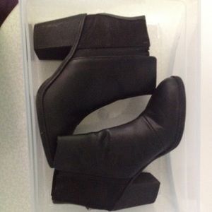 H&M Bootie
70% polyurethane, 30% polyester.