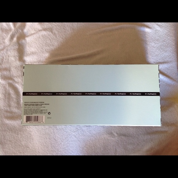 NIB MAC perfectly plush essential brush kit ltd ed - Picture 2 of 3