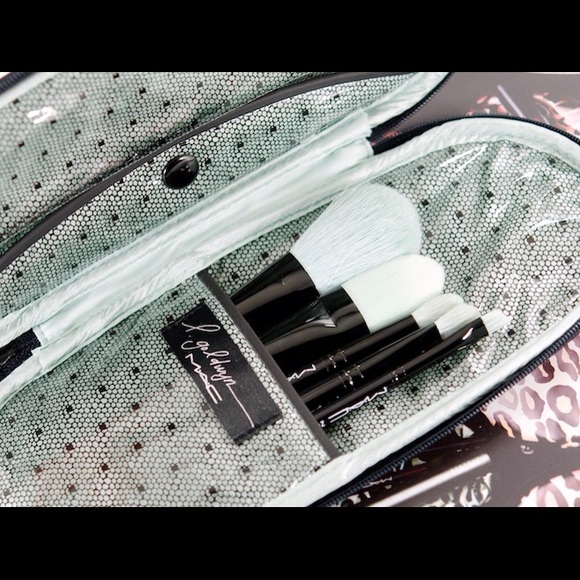 NIB MAC perfectly plush essential brush kit ltd ed - Picture 3 of 3