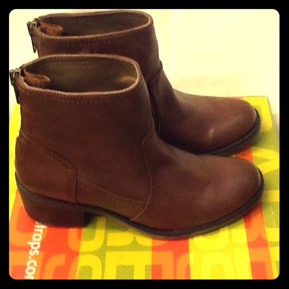 Classic Sz 8 Expanded Heel Zipper Ankle Boots