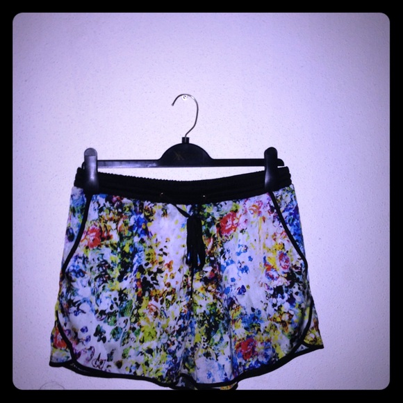 Floral shorts 😍😍😍 - Picture 1 of 2