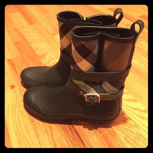 Beautiful Burberry rain boots!!! ☔️
