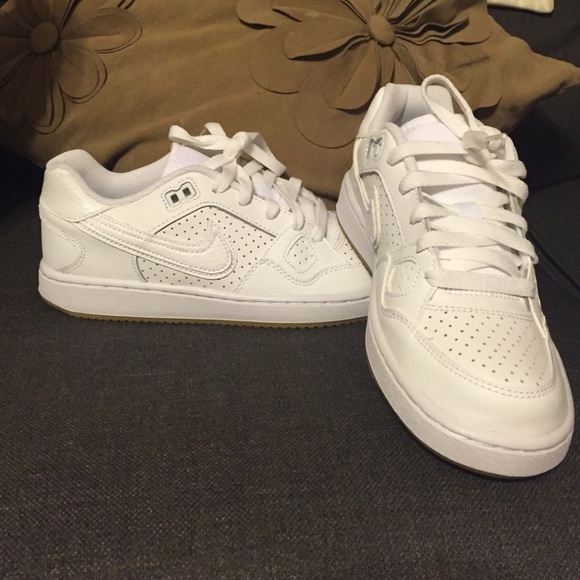 Nike tennis shoes, GREAT condition, only wore once - Picture 1 of 2