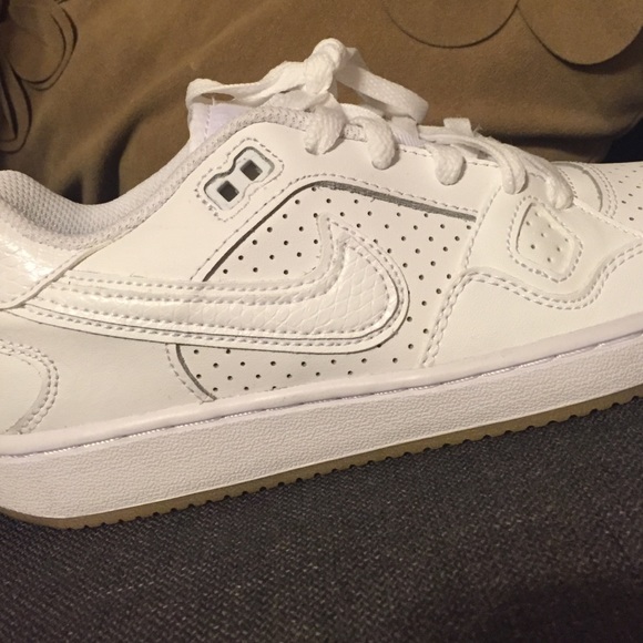 Nike tennis shoes, GREAT condition, only wore once - Picture 2 of 2