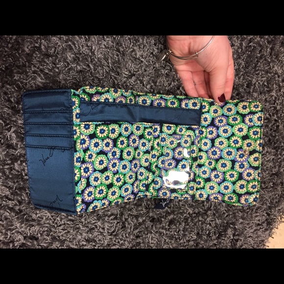Vera Bradley RETIRED pattern wallet - Picture 3 of 4