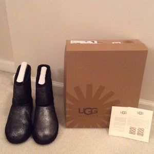 Ugg Boots. Size 5 Girls (6.5-7 Women). NIB!!