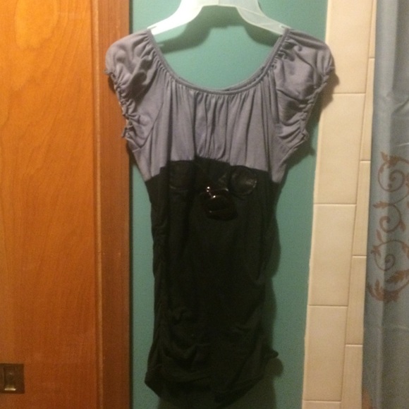 Long great and black shirt with buckle