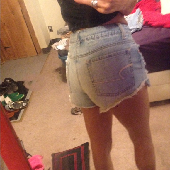 Highwaisted destroyed denim shorts - Picture 2 of 3