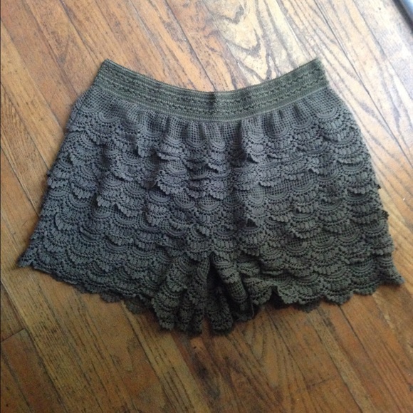 Cato Pants - Olive green lace shorts