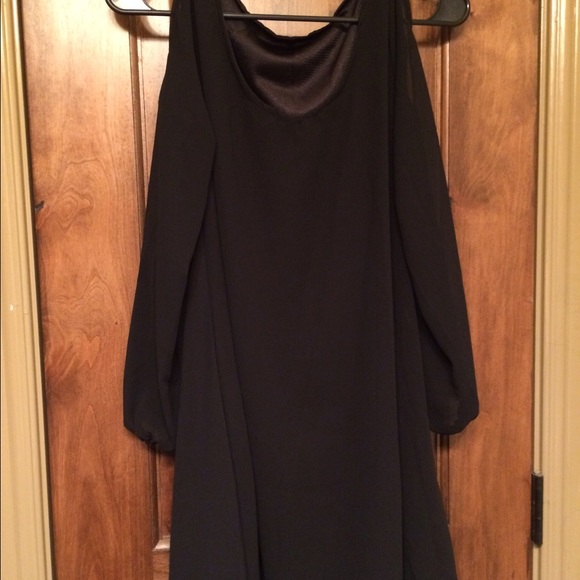 Open sleeve dress