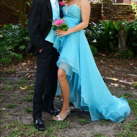 Beautiful prom dress. Also worn in pageants.