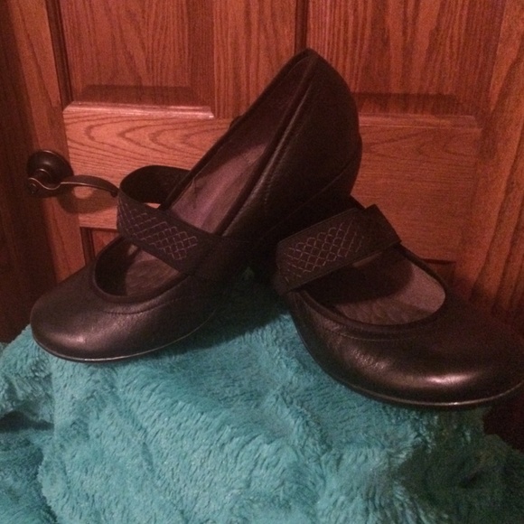 Black leather Privo walking shoe!