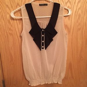 Cute sleeveless top with bow in front!