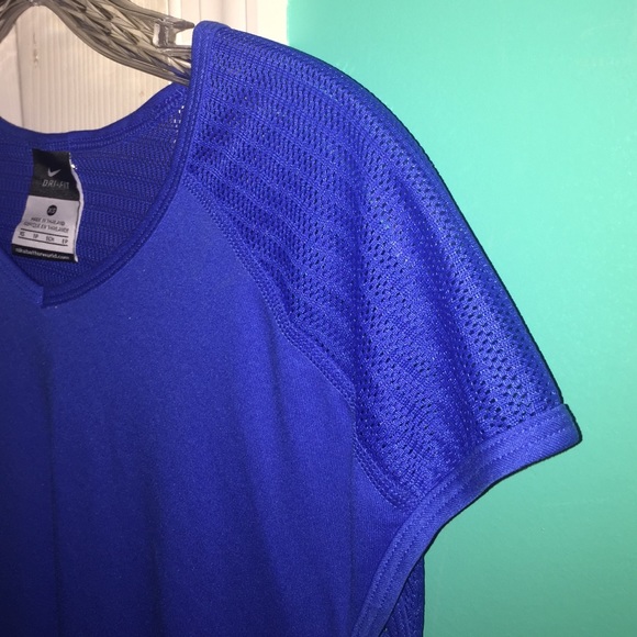Cute and casual Nike fitness top. - Picture 3 of 3