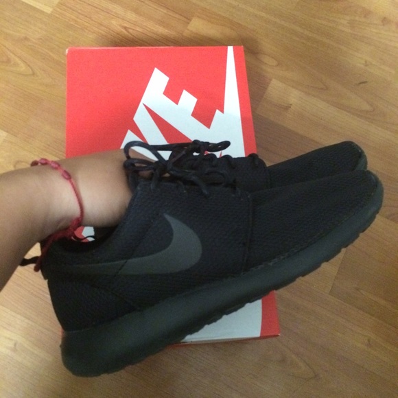 Nike Shoes - Nike all black roshes