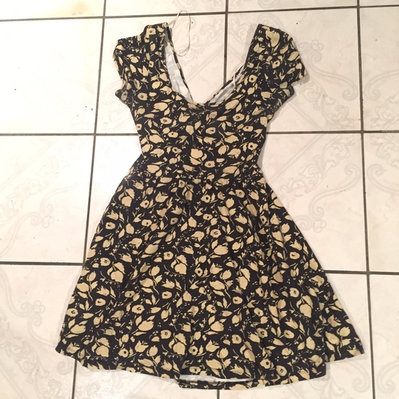 🚫🚫🚫SOLD🚫🚫🚫 Cute Floral Skater Dress - Picture 2 of 3