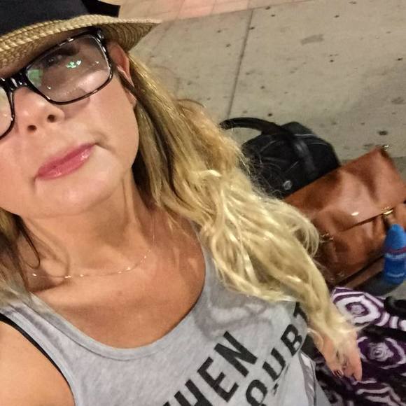 Tall, curvy girl - Picture 1 of 4