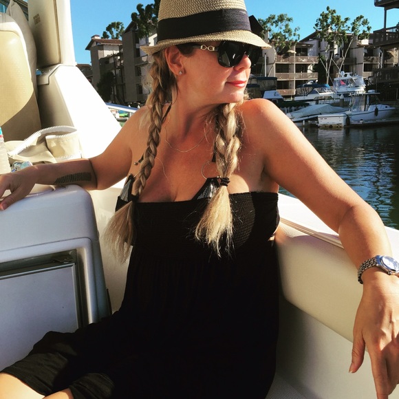 Tall, curvy girl - Picture 2 of 4