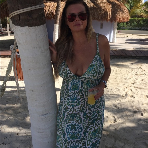 Tall, curvy girl - Picture 3 of 4