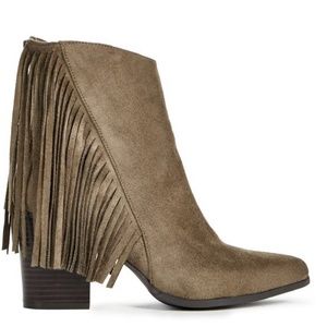 Fringe boots in taupe