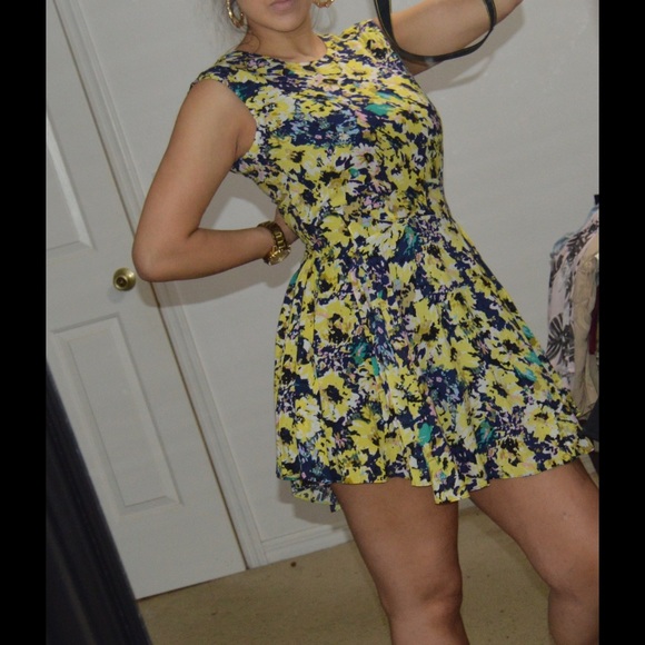 Small. Gorgeous floral dress. NWT - Picture 2 of 2