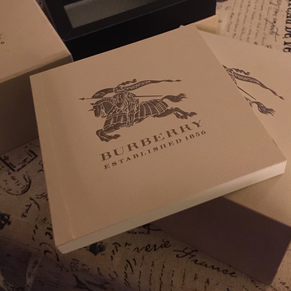 Authentic Burberry watch box - Picture 3 of 3