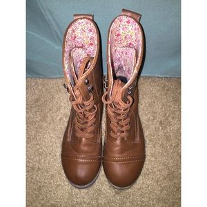 Cute combat boots 💜 flower design on the inside