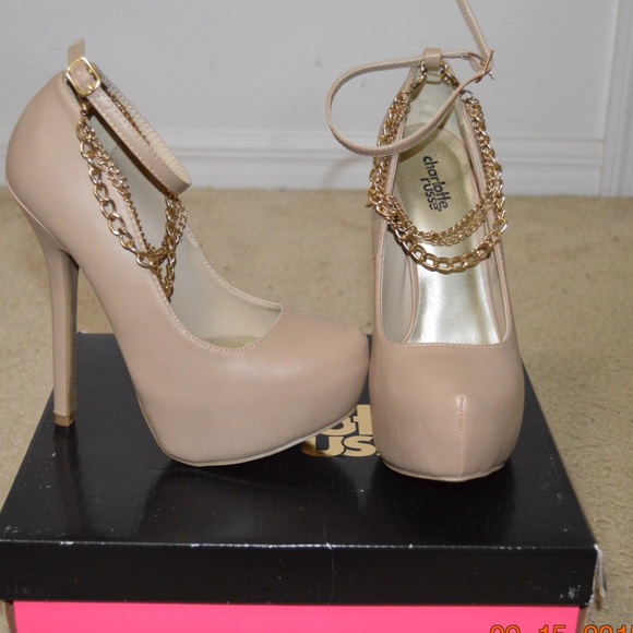 Gorgeous nude pumps with gold angle chain size7