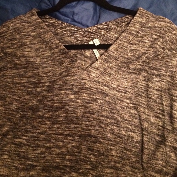 Grey v neck - Picture 2 of 3