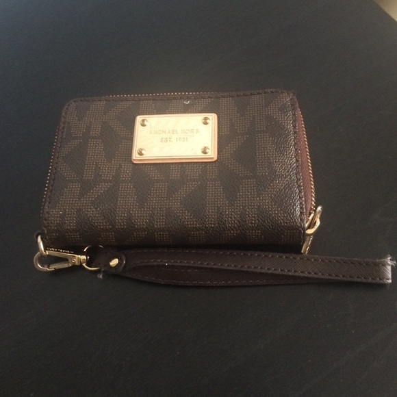 michael kors wristlet